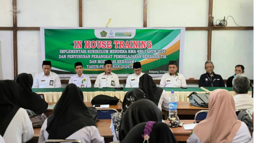 Pembukaan Kegiatan In-House Training di MAN 1 Ketapang oleh Kepala Kantor Kementerian Agama