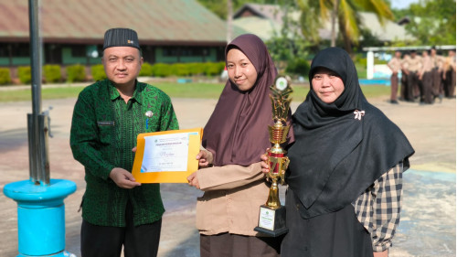 Penyerahan Sertifikat dan Piala kepada Juara Umum Semester Genap MAN 1 Ketapang