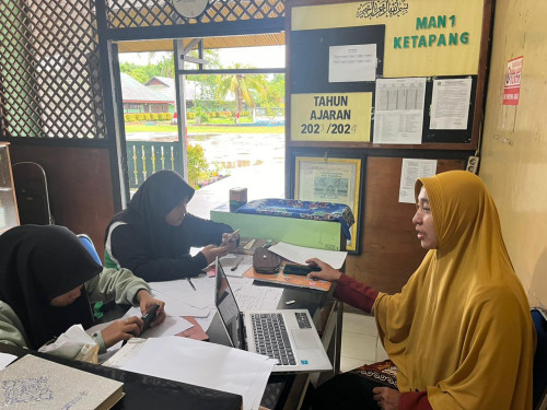 Guru MAN 1 Ketapang Mendampingi Siswa-siswi dalam Bimbingan Ekonomi untuk Persiapan KSM