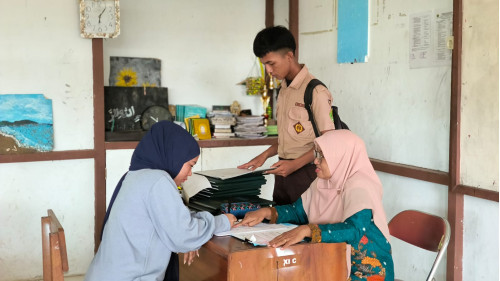 Pembagian Rapor Semester Genap Tahun Pelajaran 2023/2024 di MAN 1 Ketapang