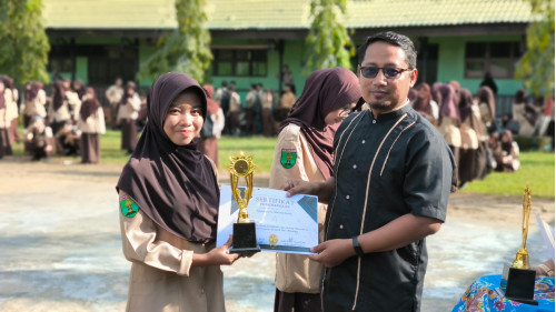 Pembagian Sertifikat Lomba Class Meeting Semester Genap 2023/2024 di MAN 1 Ketapang