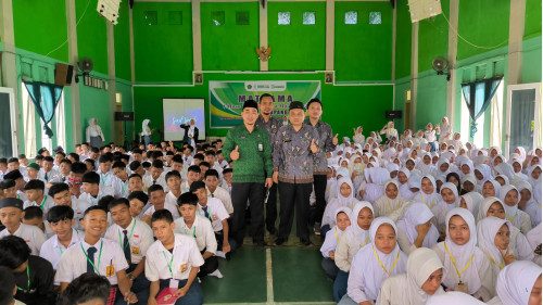 Kasi Pendidikan Madrasah Kemenag Ketapang Berikan Materi Kebijakan Pendidikan di Hari Pertama MATSAMA MAN 1 Ketapang