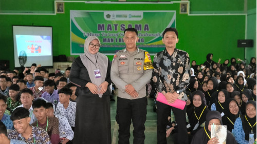 Bhabinkamtibmas Isi Materi Budaya dan Kebiasaan Hidup Madrasah di Hari Kedua MATSAMA MAN 1 Ketapang
