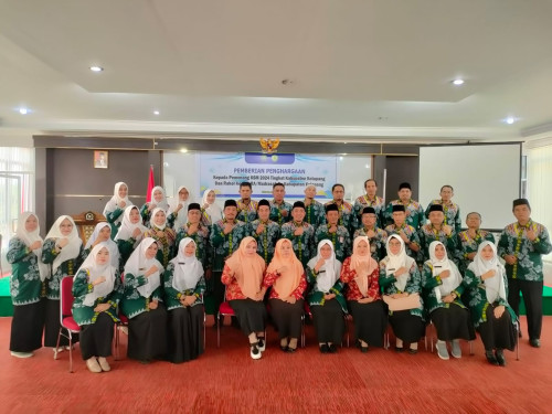 Kepala Madrasah dan Guru MAN 1 Ketapang Mengikuti Launching Batik Kerja ASN Kemenag Kalbar