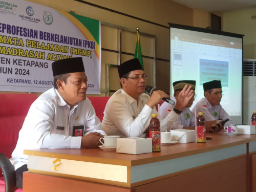 Kepala Kantor Kemenag Kabupaten Ketapang Resmi Membuka Kegiatan MGMP Matematika.