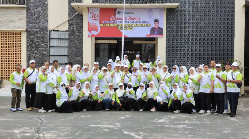 Seluruh Guru dan TU MAN 1 Ketapang Ikuti Upacara Pembukaan HAB Kementerian Agama ke-79 di Halaman Kantor Kemenag