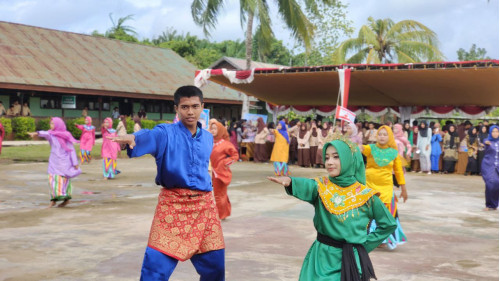 Tim Tari MAN 1 Ketapang Tampil Memukau pada Pembukaan Pengukuhan Tamu Ambalan