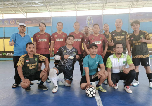 Guru dan Pegawai MAN 1 Ketapang Ikut Pertandingan Futsal dalam Rangka Hari Amal Bakti Ke-79 Kementerian Agama