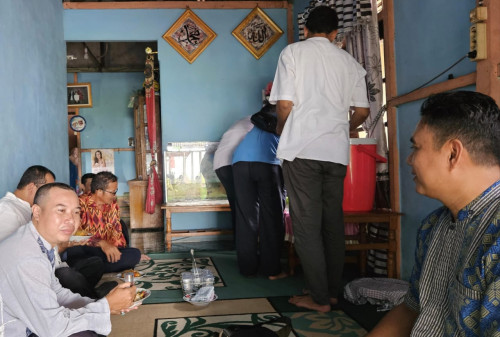 Guru dan Staf MAN 1 Ketapang Hadiri Undangan Warga dalam Peringatan Maulid Nabi Muhammad SAW