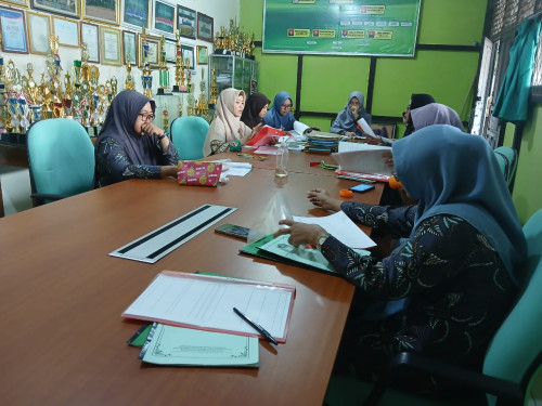 MAN 1 Ketapang Gelar Evaluasi Bulanan: Fokus pada Kehadiran dan Kualitas Pembelajaran Siswa Kelas X