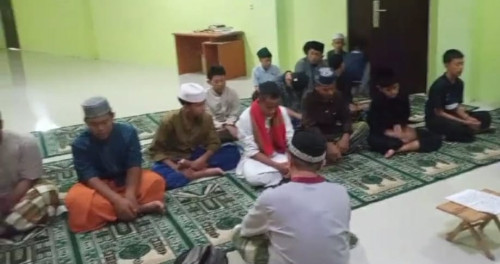 Kegiatan Rutin Dzikir Bersama di Asrama Putra MAN 1 Ketapang