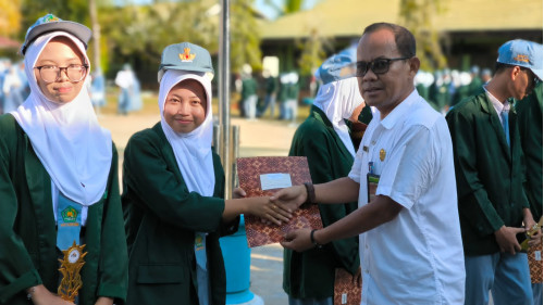 Siswi MAN 1 Ketapang, Utin Wulan Kurniasih, Raih Juara 4 KSM Ekonomi Terintegrasi Tingkat Kabupaten Ketapang