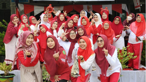 Guru MAN 1 Ketapang Kompak Kenakan Atribut Merah Putih dalam Peringatan HUT RI ke-79