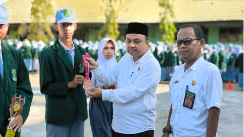 Koperasi sekolah di MAN 1 Ketapang semakin diminati oleh siswa-siswi. Terlihat dari tingginya antusiasme dan jumlah transaksi yang terus meningkat setiap harinya. Hal ini menunjukkan besarnya minat si