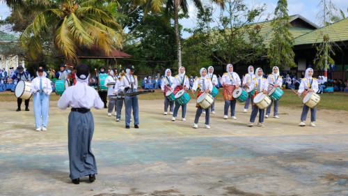 Penampilan Memukau Drum Band AKRALADA MANSA pada Upacara Memperingati HUT ke-79 Kemerdekaan RI di MAN 1 Ketapang