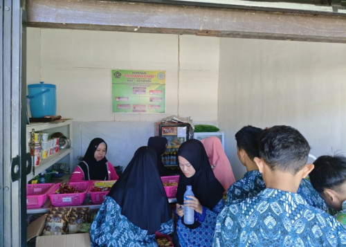 Tingginya Minat Siswa MAN 1 Ketapang Berbelanja di Koperasi Sekolah