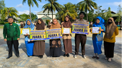 Penyerahan Hadiah Juara Kebersihan Kelas Semester Genap di MAN 1 Ketapang