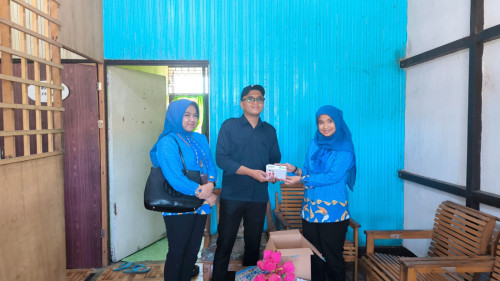 Penyerahan Buku Tabungan kepada MAN 1 Ketapang : Membangun Kebiasaan Menabung Sejak Usia DIni