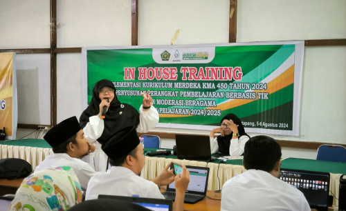 Hari Pertama Kegiatan In House Training (IHT) di MAN 1 Ketapang: Fokus pada Perangkat Pembelajaran Berbasis TIK