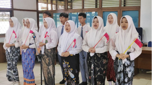 Memeriahkan Hari Kemerdekaan, Siswa MAN 1 Ketapang Ikuti Perlombaan Paduan Suara