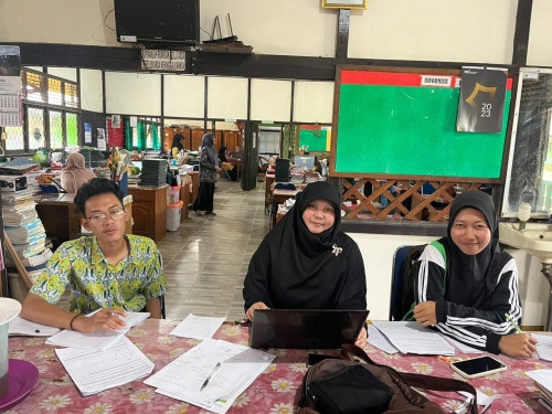 Guru MAN 1 Ketapang Berperan Aktif dalam Mendampingi Siswa-siswi dalam Bimbingan Matematika untuk Persiapan KSM