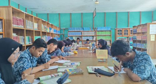 Mendukung Gerakan Literasi di Perpustakaan MAN 1 Ketapang