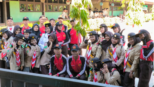 Penampilan Ekskul Pramuka, Paskibra, PMR, dan Drum Band Meriahkan Hari Ketiga MATSAMA MAN 1 Ketapang Tahun Ajaran 2024/2025