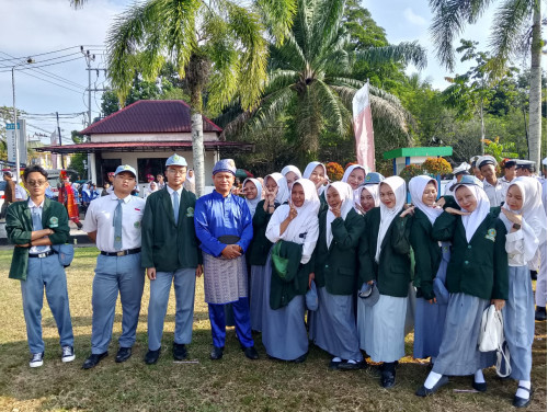 MAN 1 Ketapang Kirim Perwakilan pada Upacara Peringatan HUT ke-79 Kemerdekaan RI di Halaman Kantor Bupati Ketapang